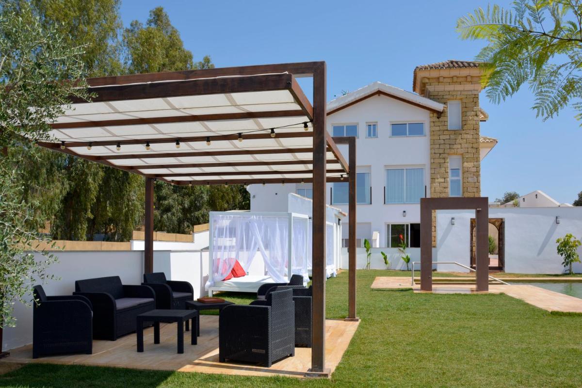 Apartamentos Turísticos El Lago - Housity