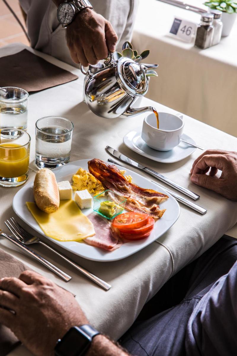 Comida en o cerca de este hotel