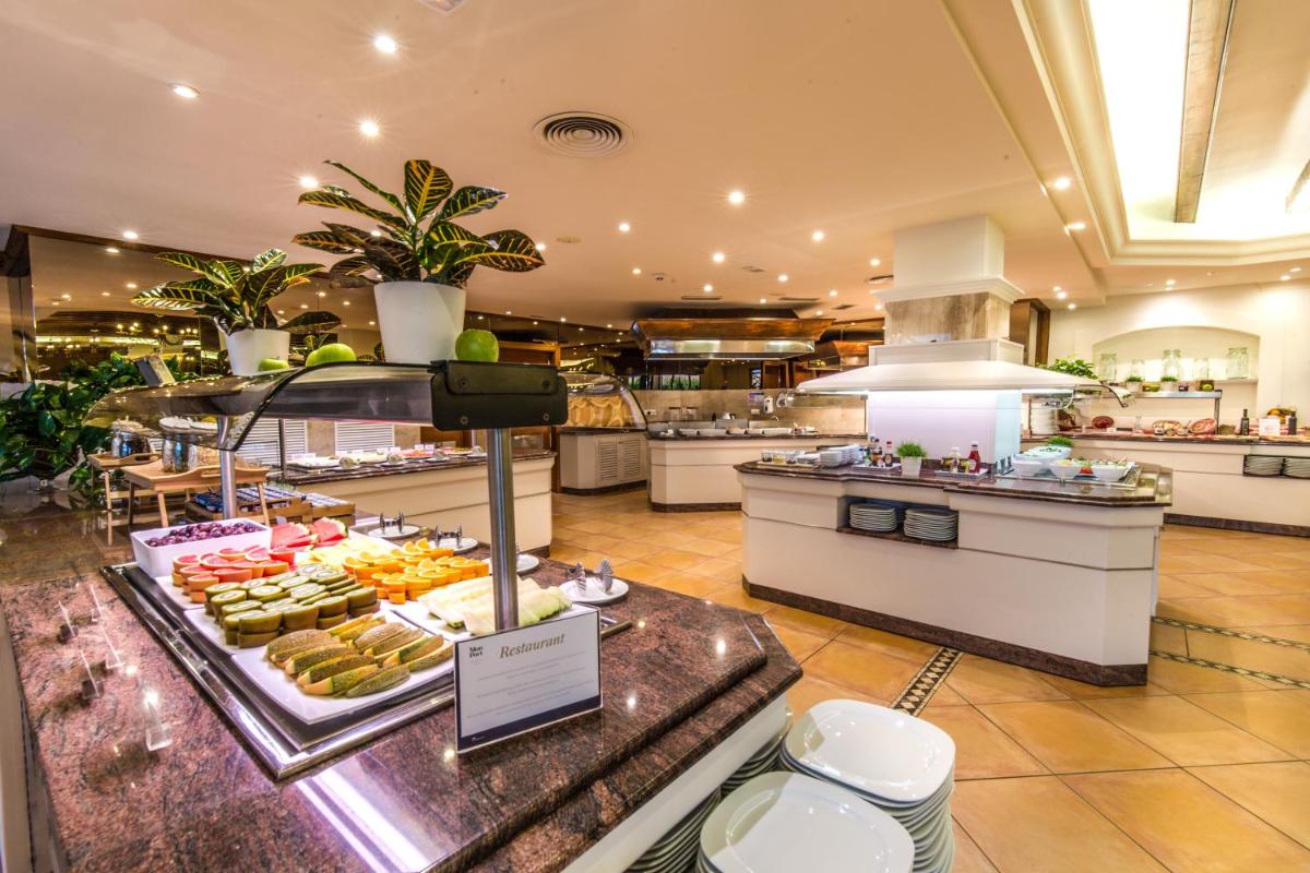 Comida en o cerca de este hotel