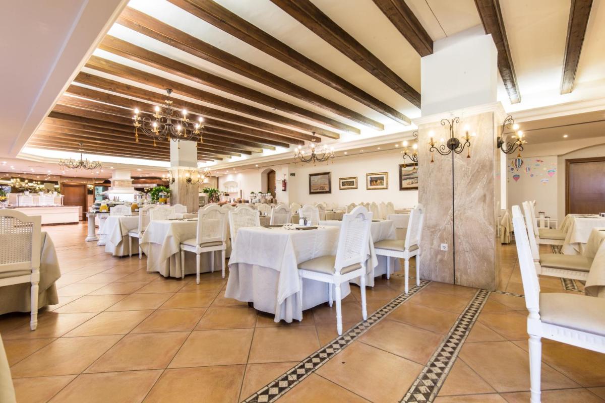 Un restaurante o sitio para comer en Mon Port Hotel & Spa