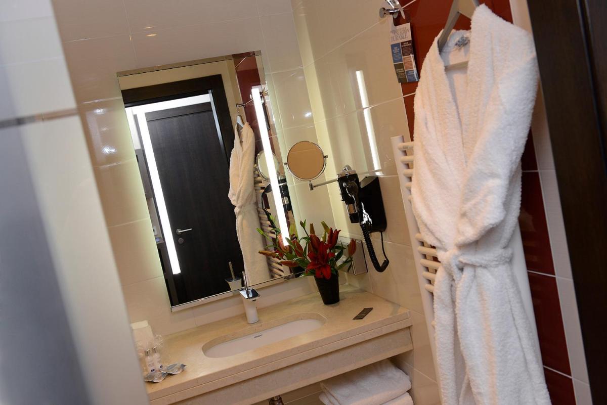 Salle de bains dans l'établissement Kyriad Prestige Lyon Est - Saint Priest Eurexpo Hotel and SPA