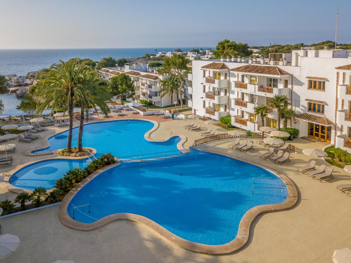Una vista aérea de una piscina en un complejo turístico. en Inturotel Cala Azul, en Cala d´Or