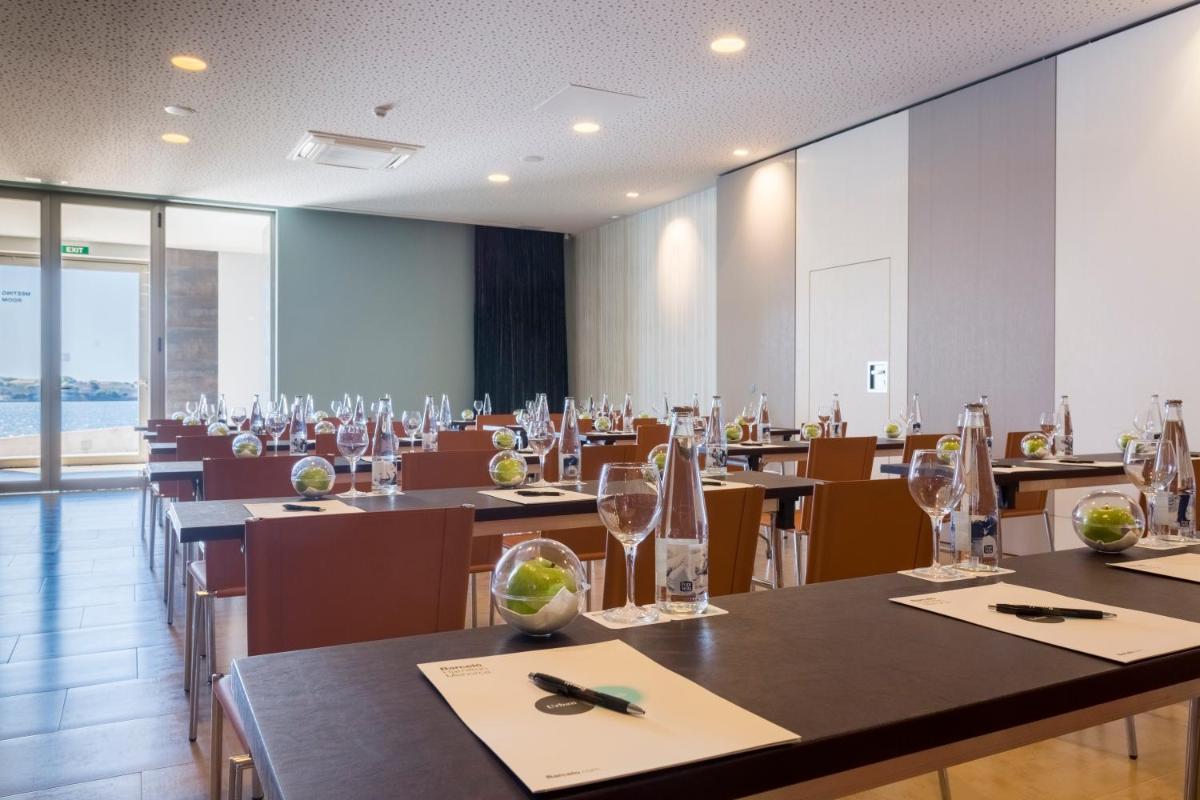 Un restaurante o sitio para comer en Barceló Hamilton Menorca - Adults Only