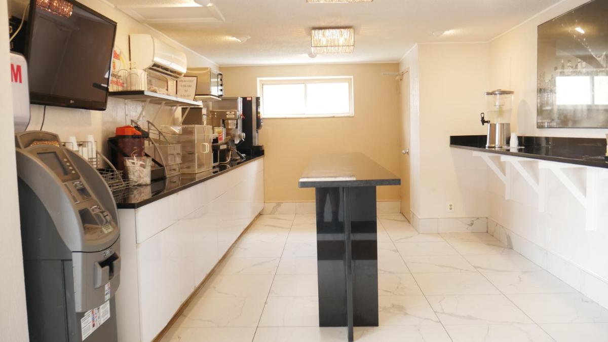 Super 8 by Wyndham North Bergen NJ/NYC Area - Housity