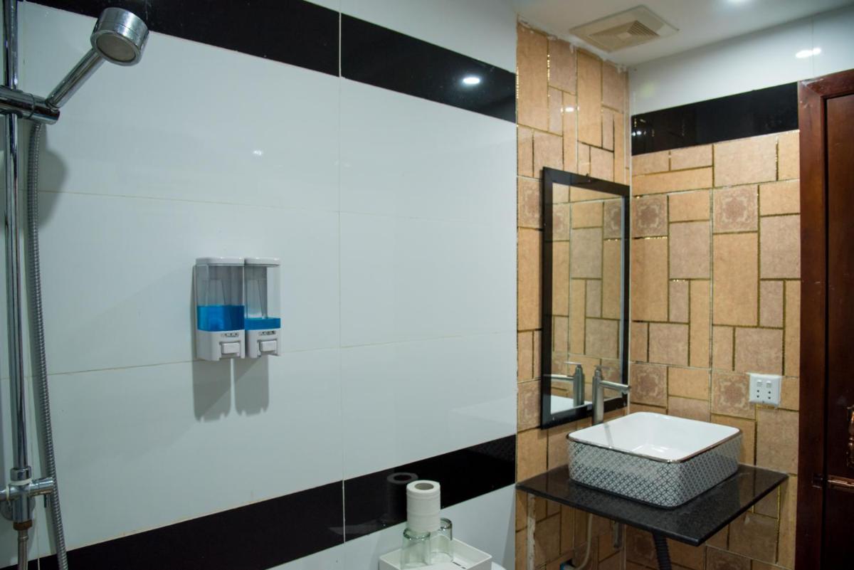 New Season Riverside Hotel - Housity