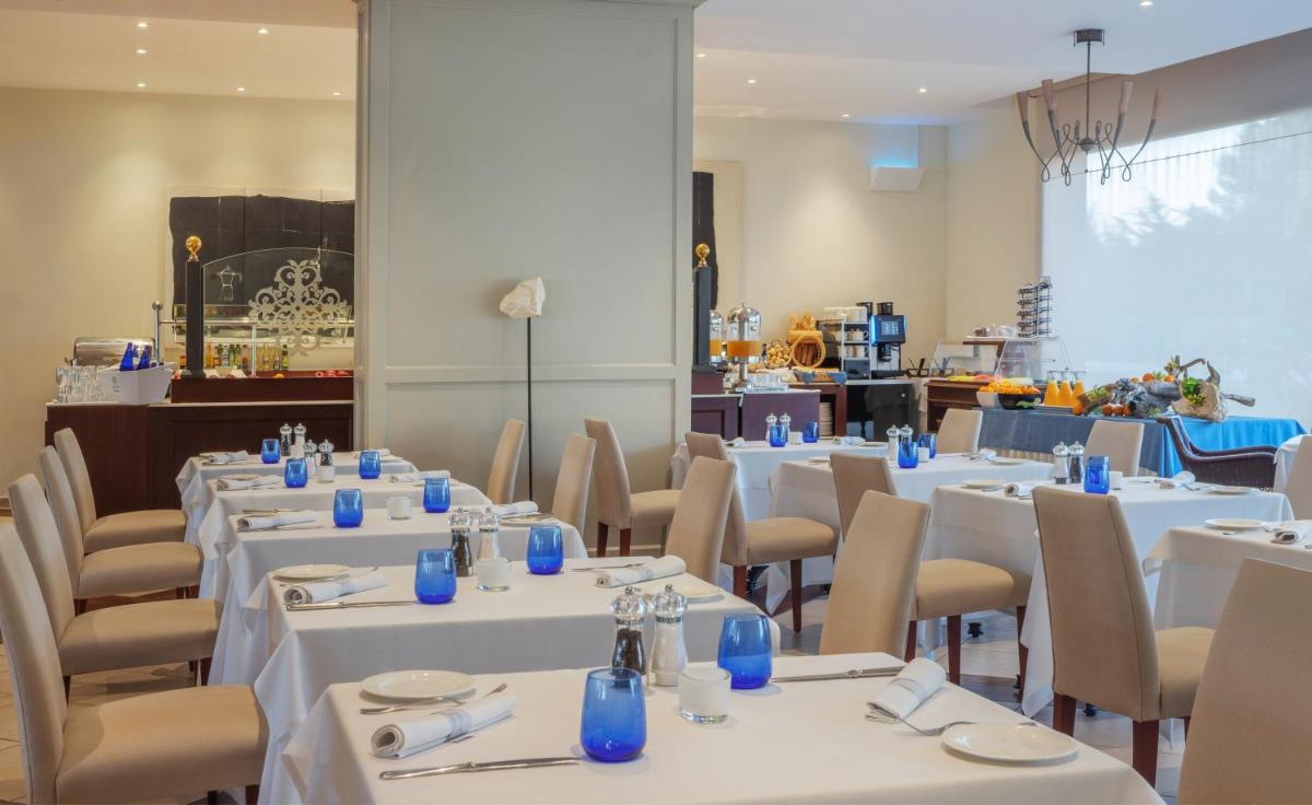 Un restaurante o sitio para comer en La Quinta Menorca by PortBlue Boutique - Adults Only