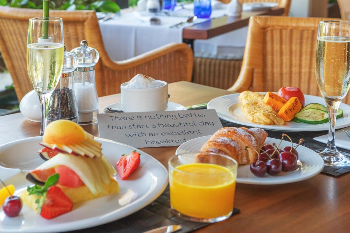 Comida en o cerca de este hotel