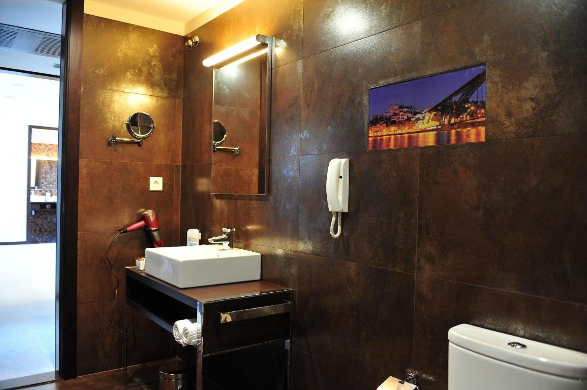 Uma casa de banho em Axis Porto Business & Spa Hotel