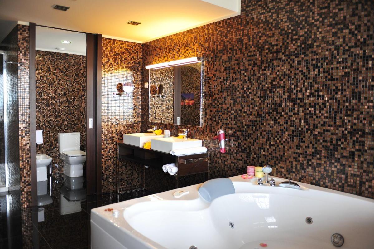 Uma casa de banho em Axis Porto Business & Spa Hotel