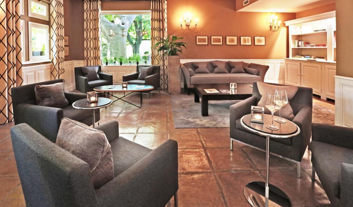 Coin salon dans l'établissement Le Prieure