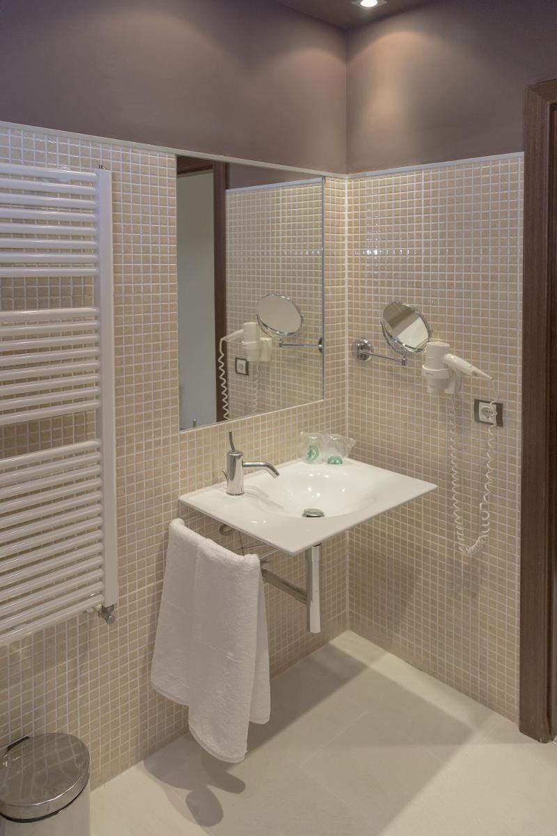 Hotel Real Balneario Carlos III - Housity