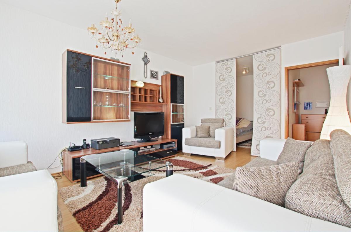 Suitetrails - Apartments or Rooms near Exhibition Center