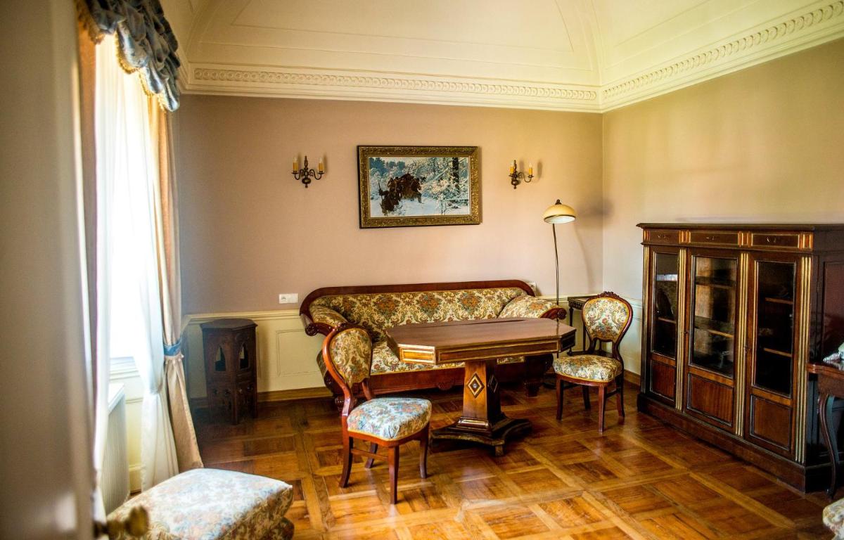Pałac Racot - Housity
