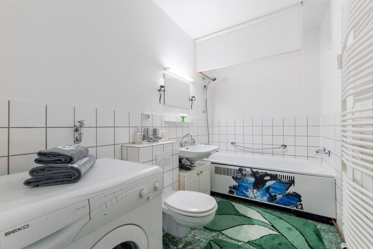 Suitetrails - Apartments or Rooms near Exhibition Center