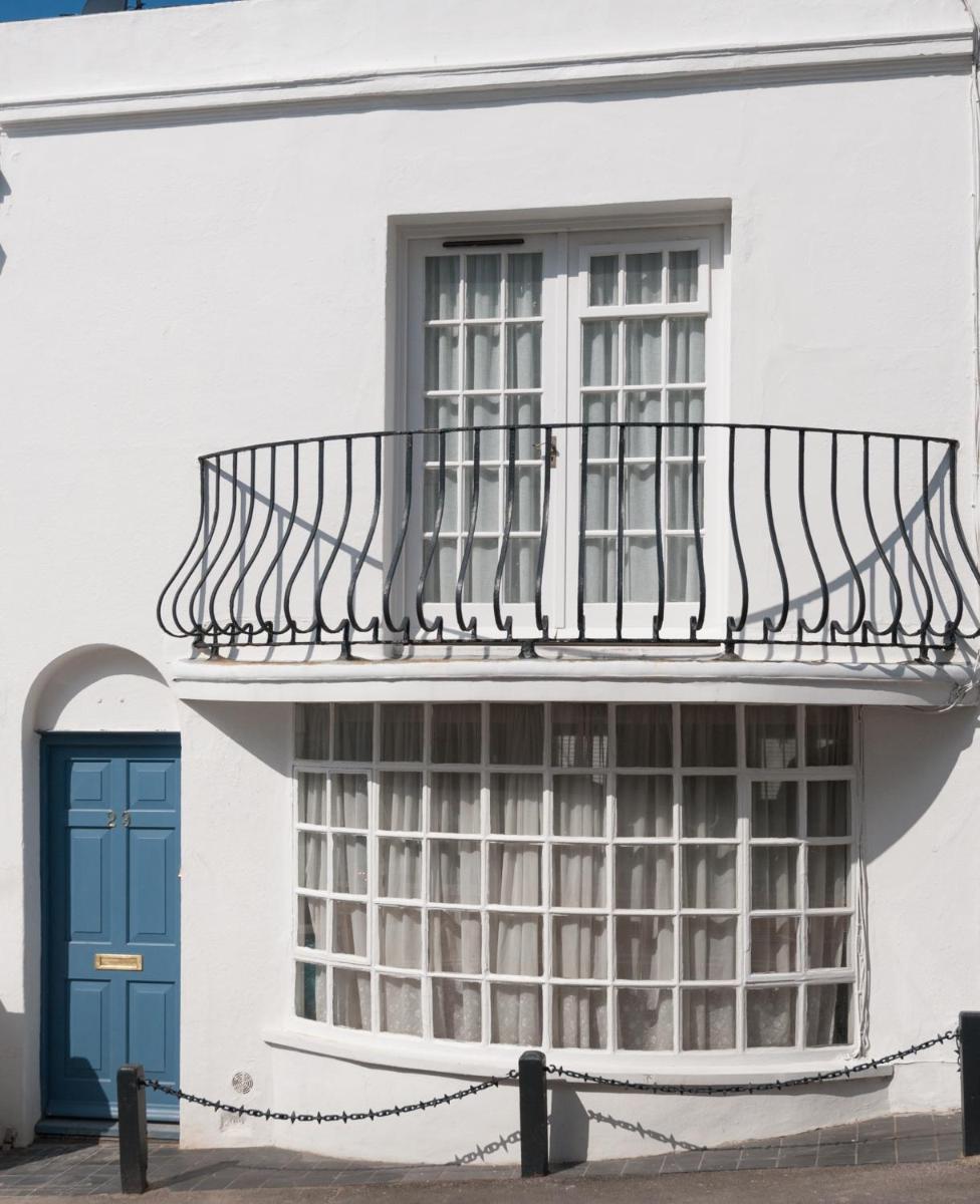 Sea Breeze Cottage with Parking by MyHolidayLet - Housity