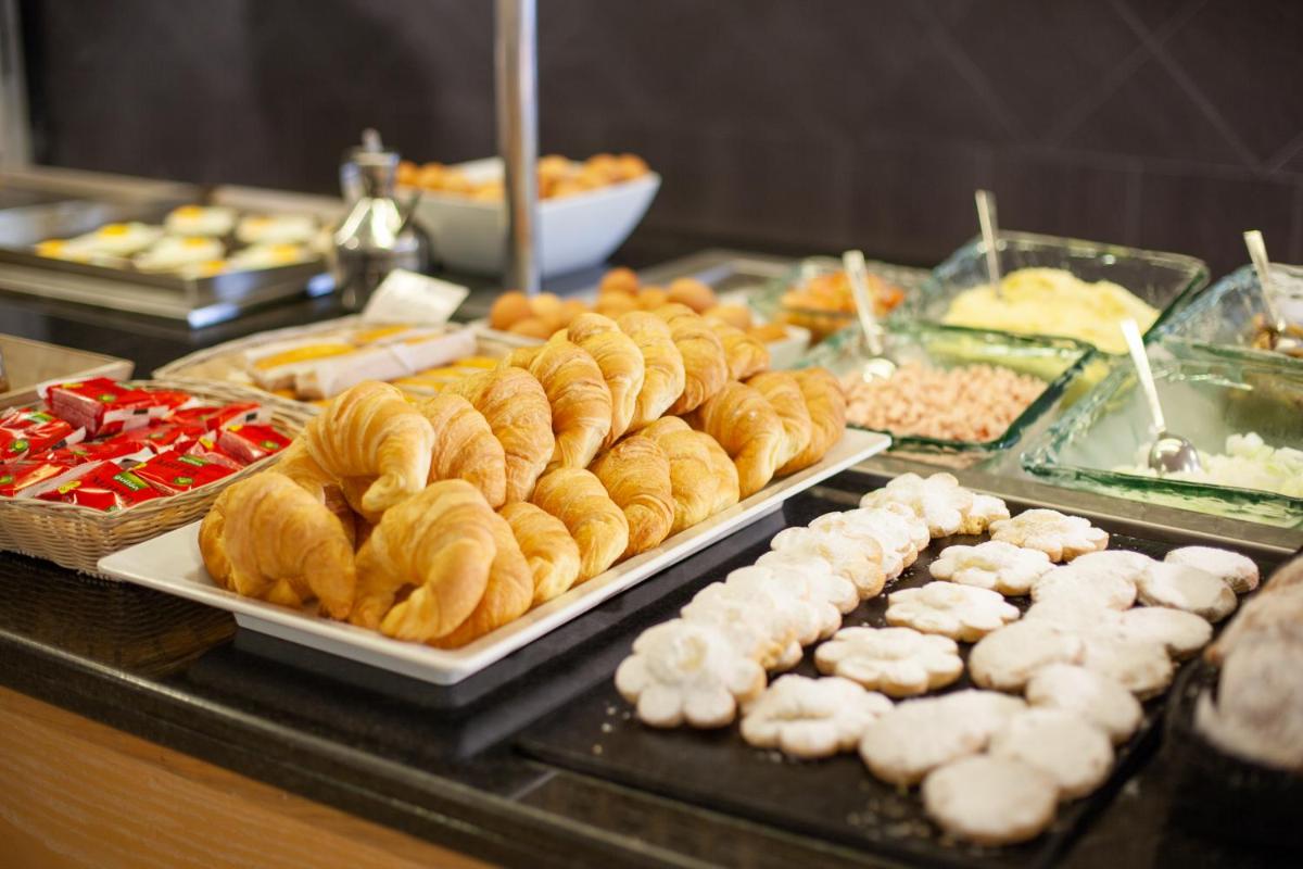 Comida en o cerca de este hotel