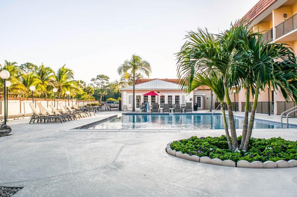 Baymont by Wyndham Bonita Springs - Housity