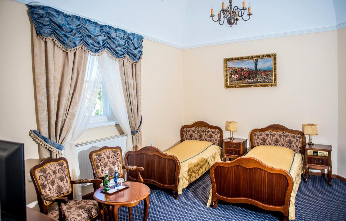 Pałac Racot - Housity