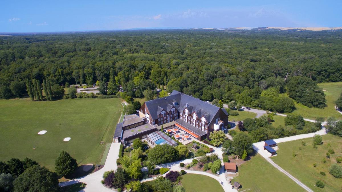 une vue aérienne d'une grande maison dans un champ dans l'établissement Domaine de la Forêt d'Orient, Logis Hôtel, Restaurant, Spa et Golf, à Rouilly-Sacey