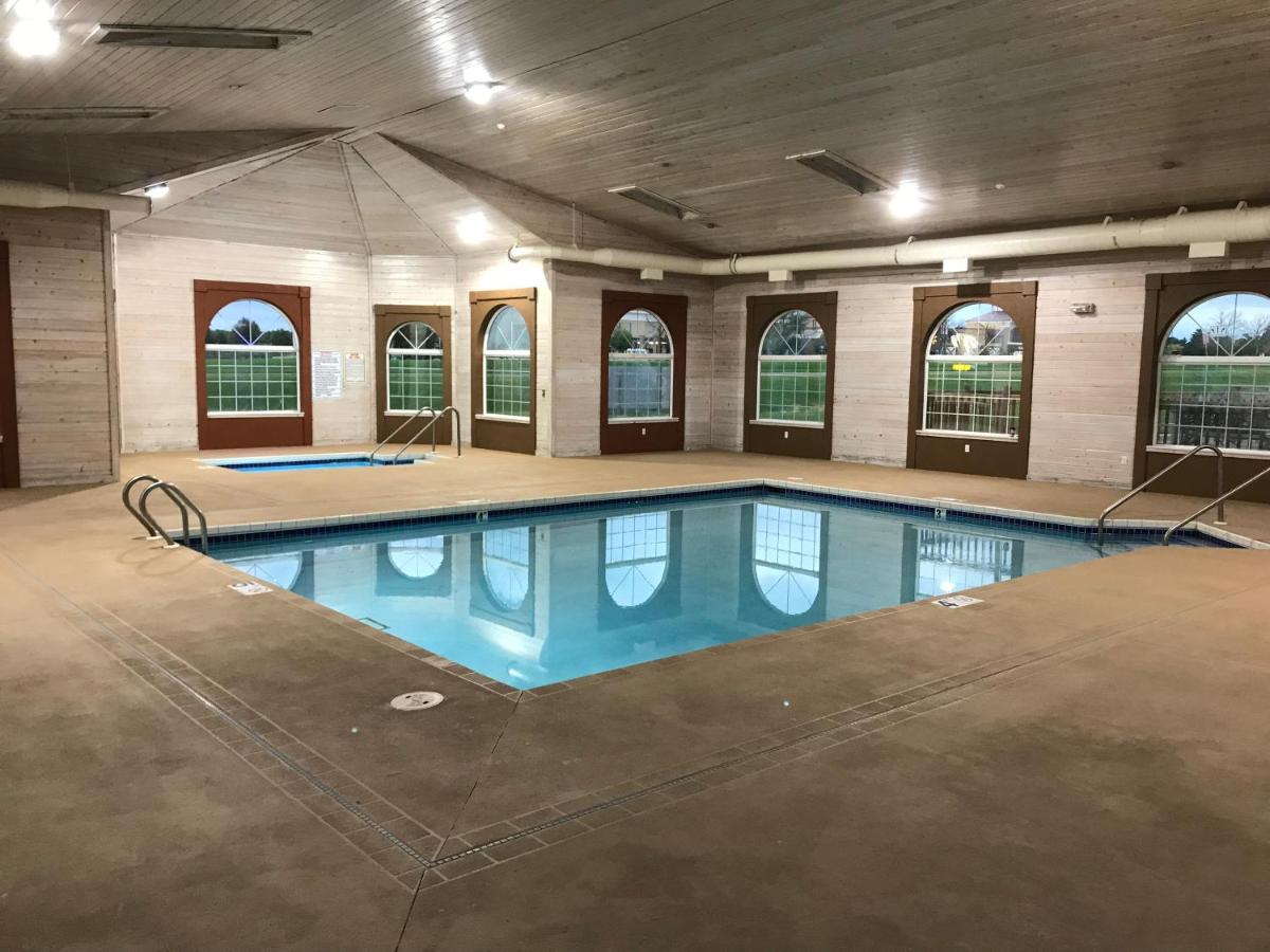 AmericInn by Wyndham Jefferson - Housity