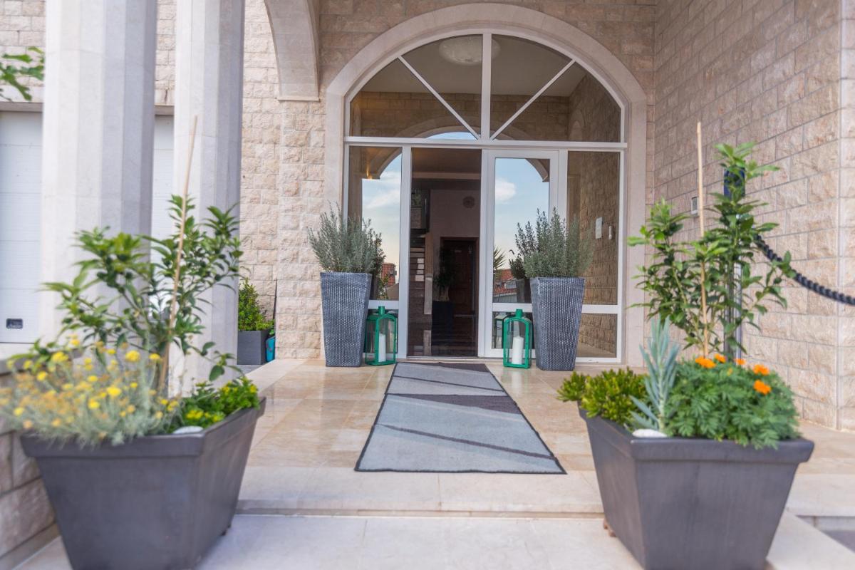 White Stone Villa - Housity