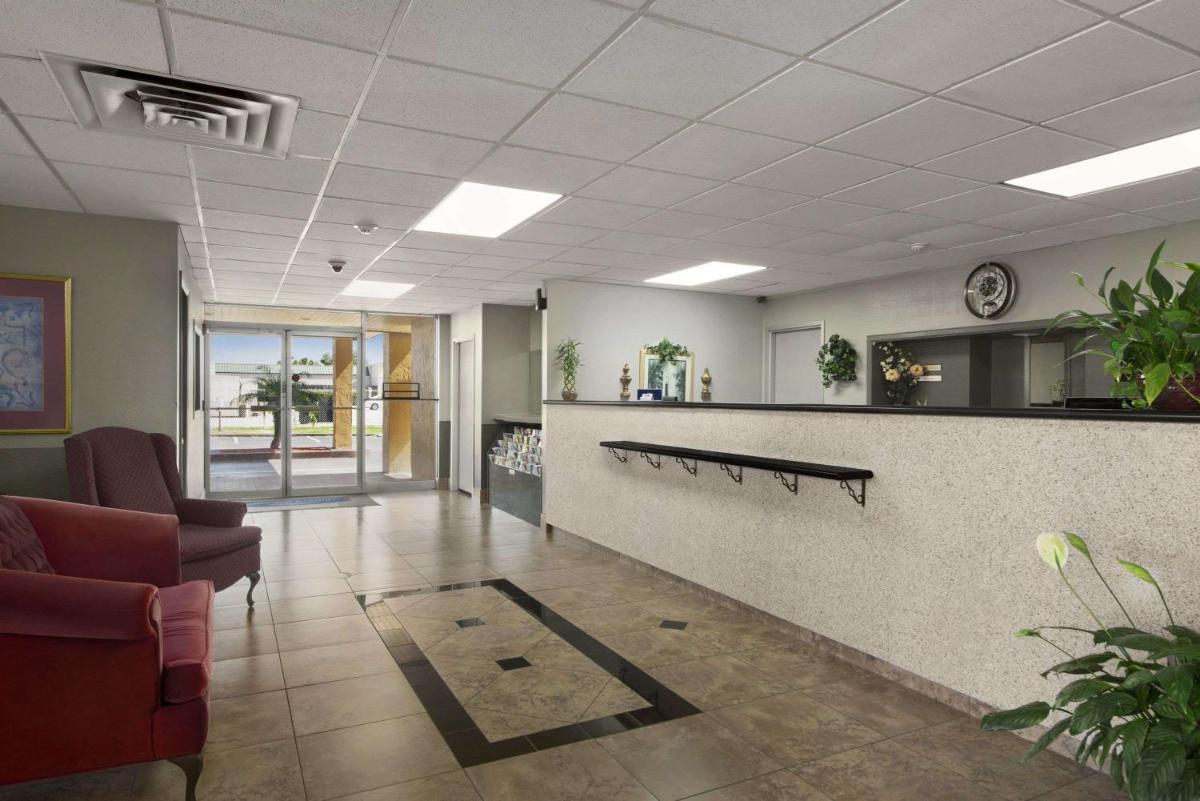 Howard Johnson by Wyndham Winter Haven FL - Housity