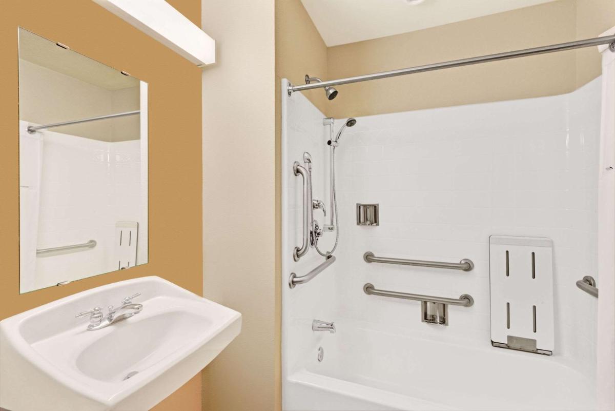 York Microtel Inn & Suites by Wyndham - Housity