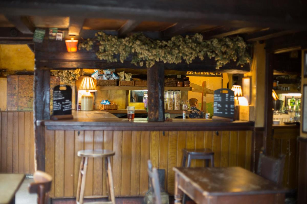 The Three Chimneys Country Pub - Housity