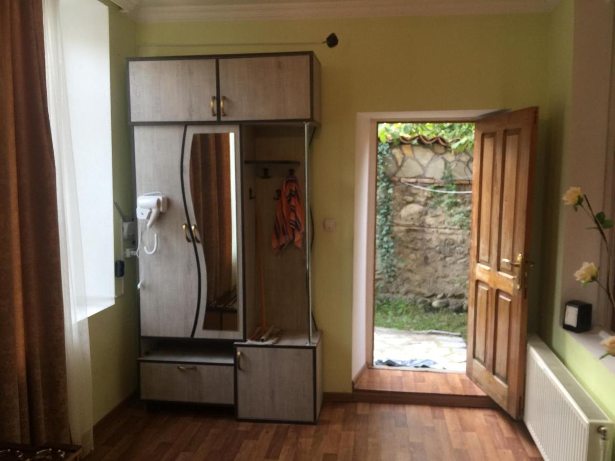 Nika's Guest House - Housity