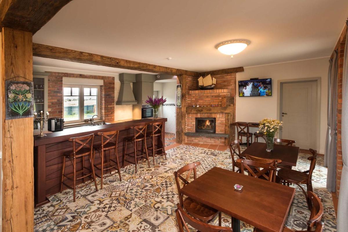 Melnmuižė - Housity