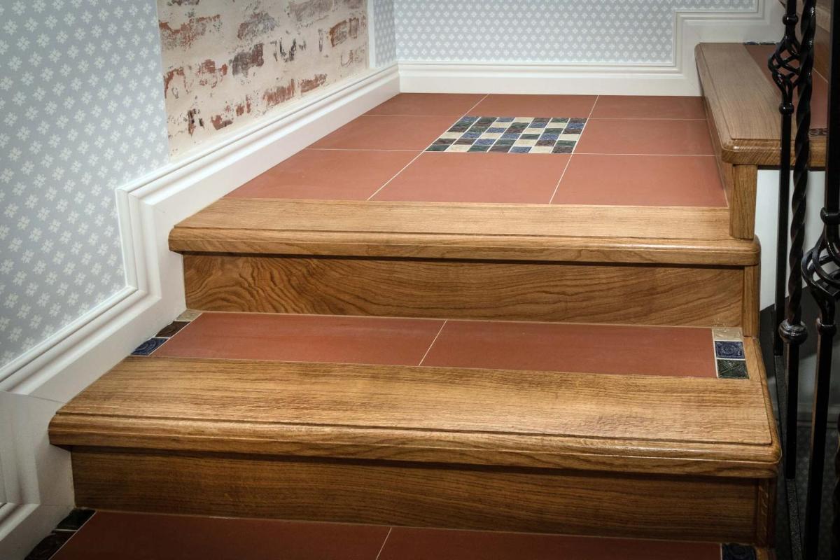 Melnmuižė - Housity