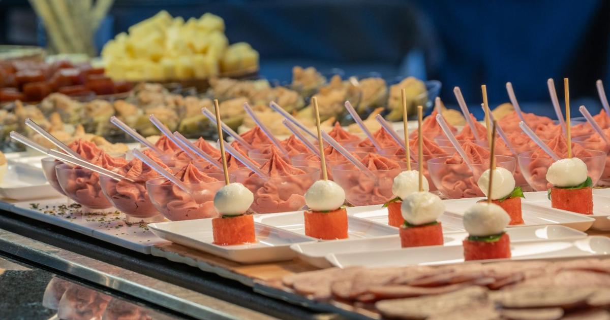 Comida en o cerca de este hotel