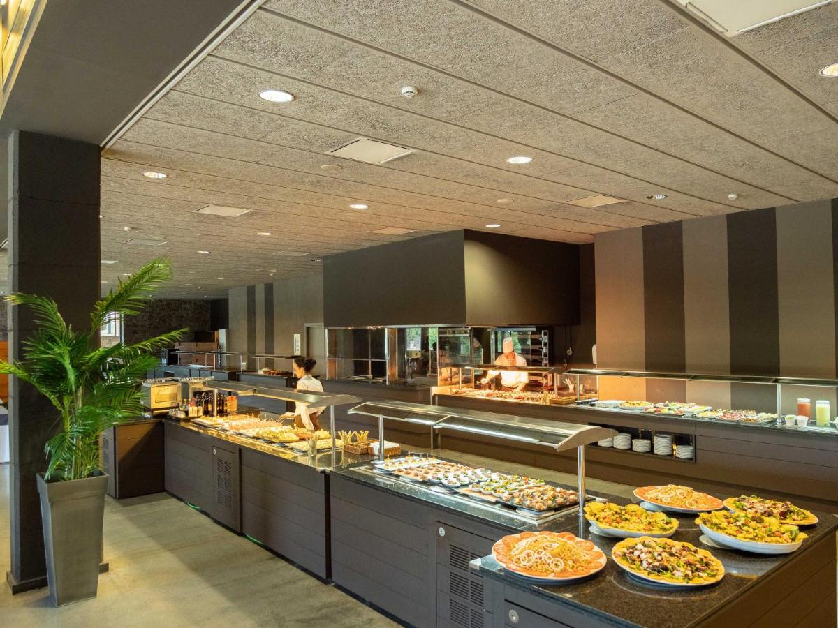 Comida en o cerca de este hotel