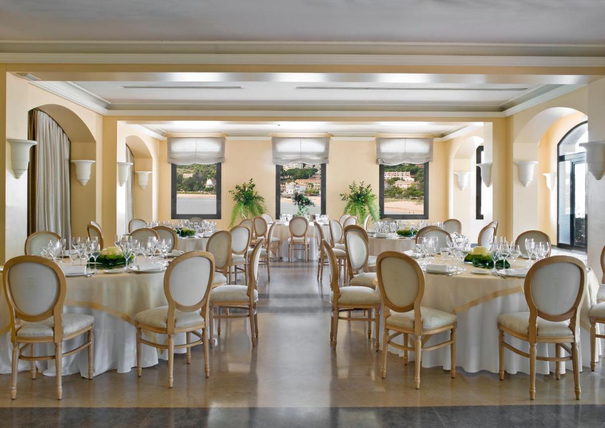 Un restaurante o sitio para comer en Hostal de la Gavina GL - The Leading Hotels of the World