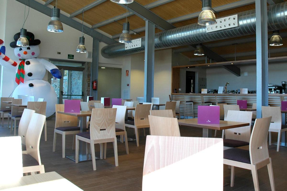 Un restaurante o sitio para comer en Hotel & Spa La Collada