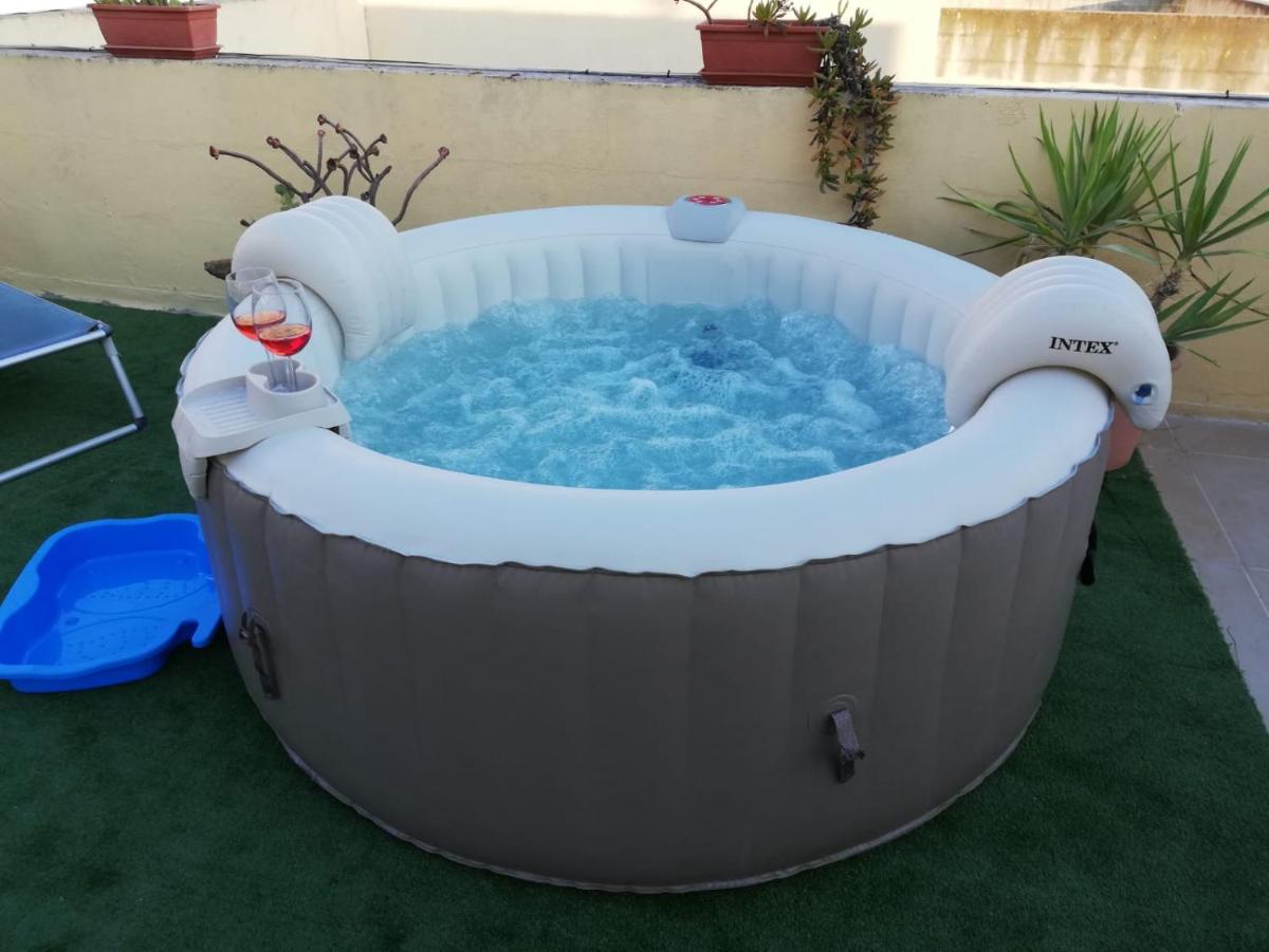 Studio apartment with private terrace, Jacuzzi & views - Housity