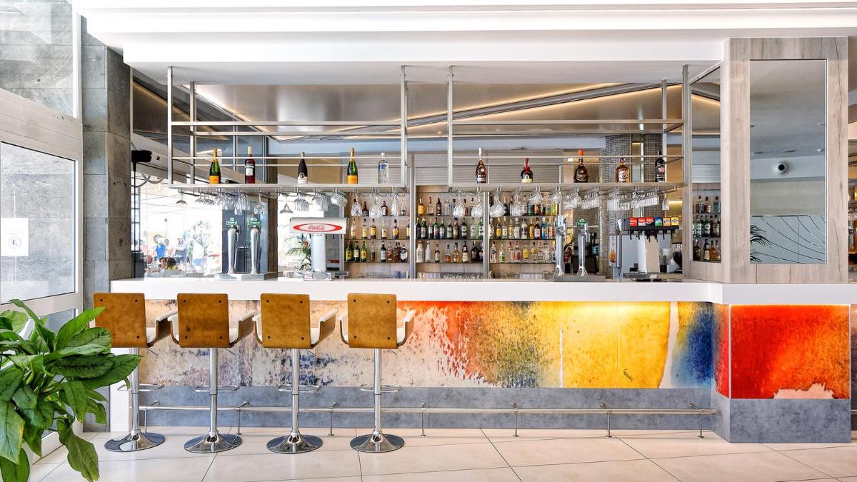 El salón o zona de bar de Bull Escorial & SPA