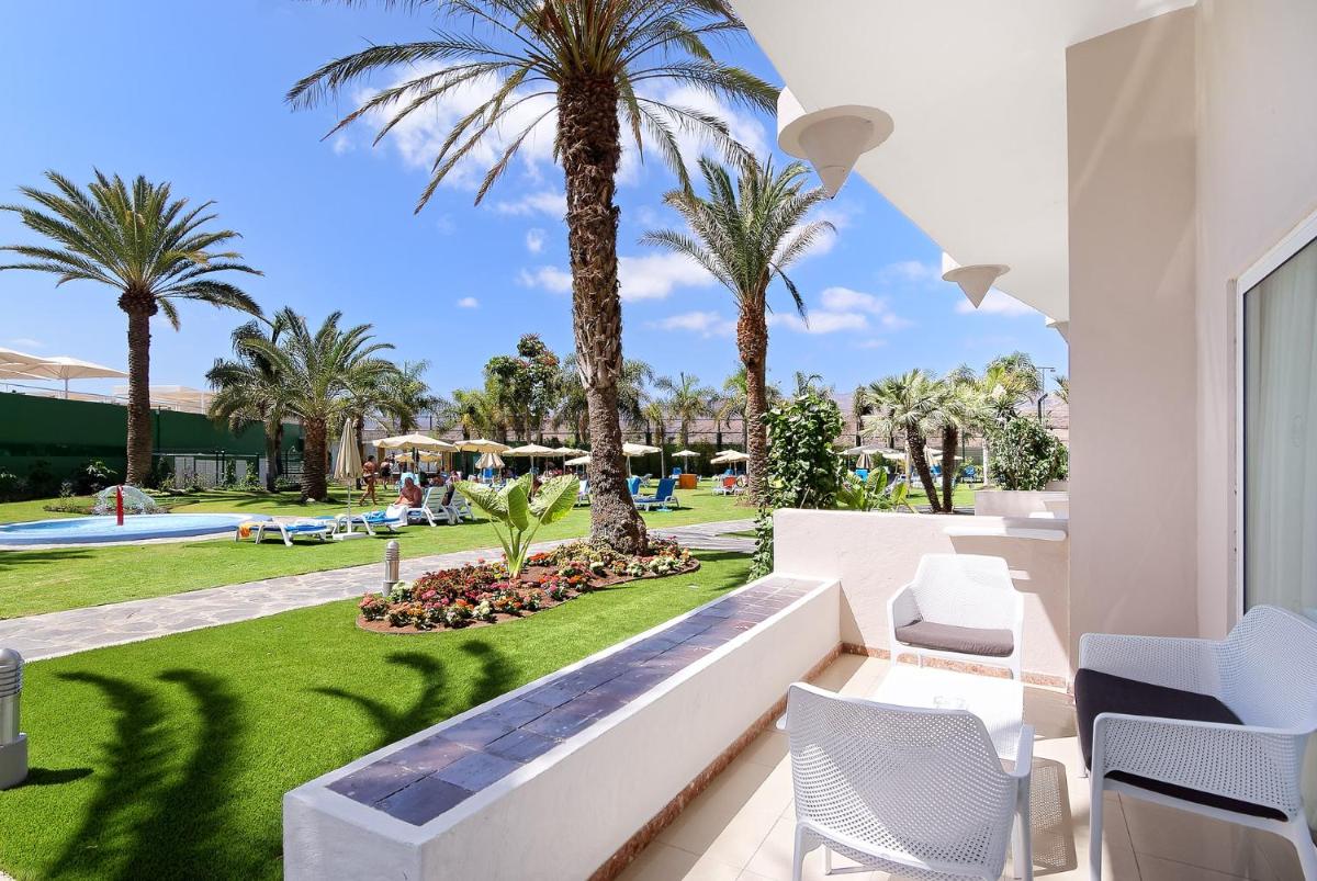 Villa con piscina y palmeras en Bull Escorial & SPA, en Playa del Inglés