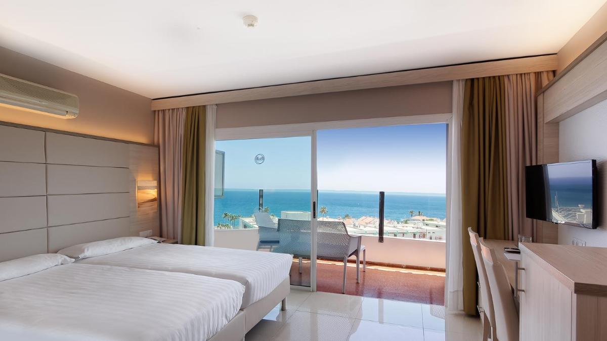 Una habitación de hotel con dos camas y vista al mar. en Bull Escorial & SPA, en Playa del Inglés 63 fotos más