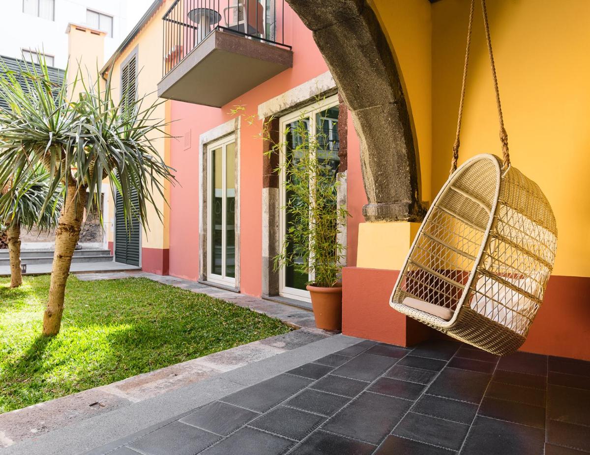 Um jardim no exterior de Castanheiro Boutique Hotel