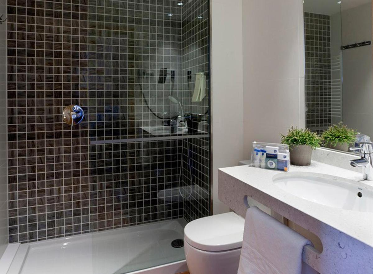 Un baño de Blaumar Hotel
