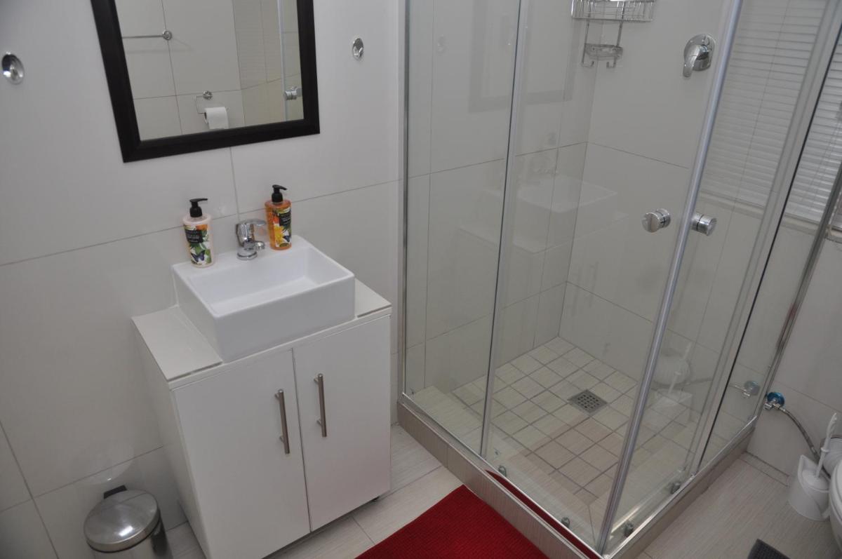 surrey b&b - Housity