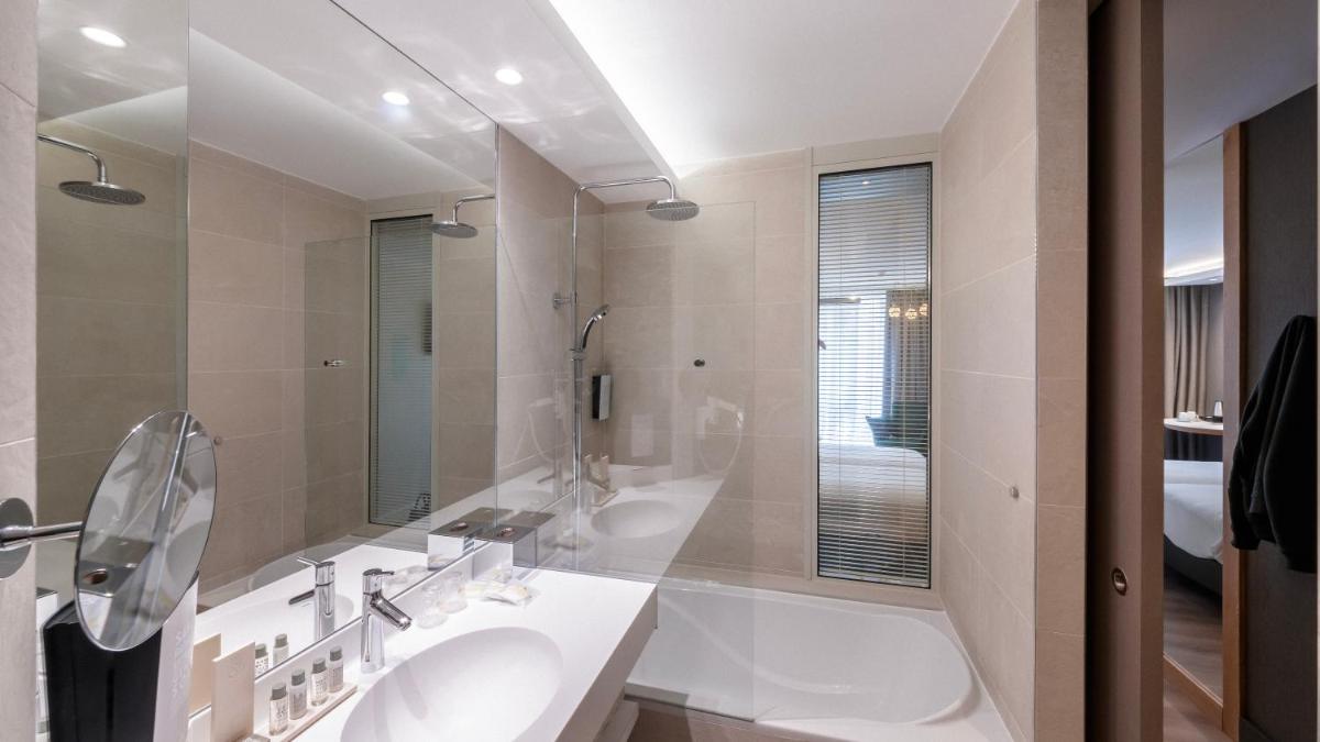 Salle de bains dans l'établissement voco Strasbourg Centre - The Garden by IHG