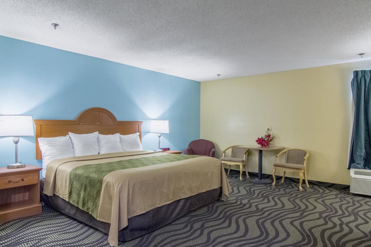 Econo Lodge Darien - Housity