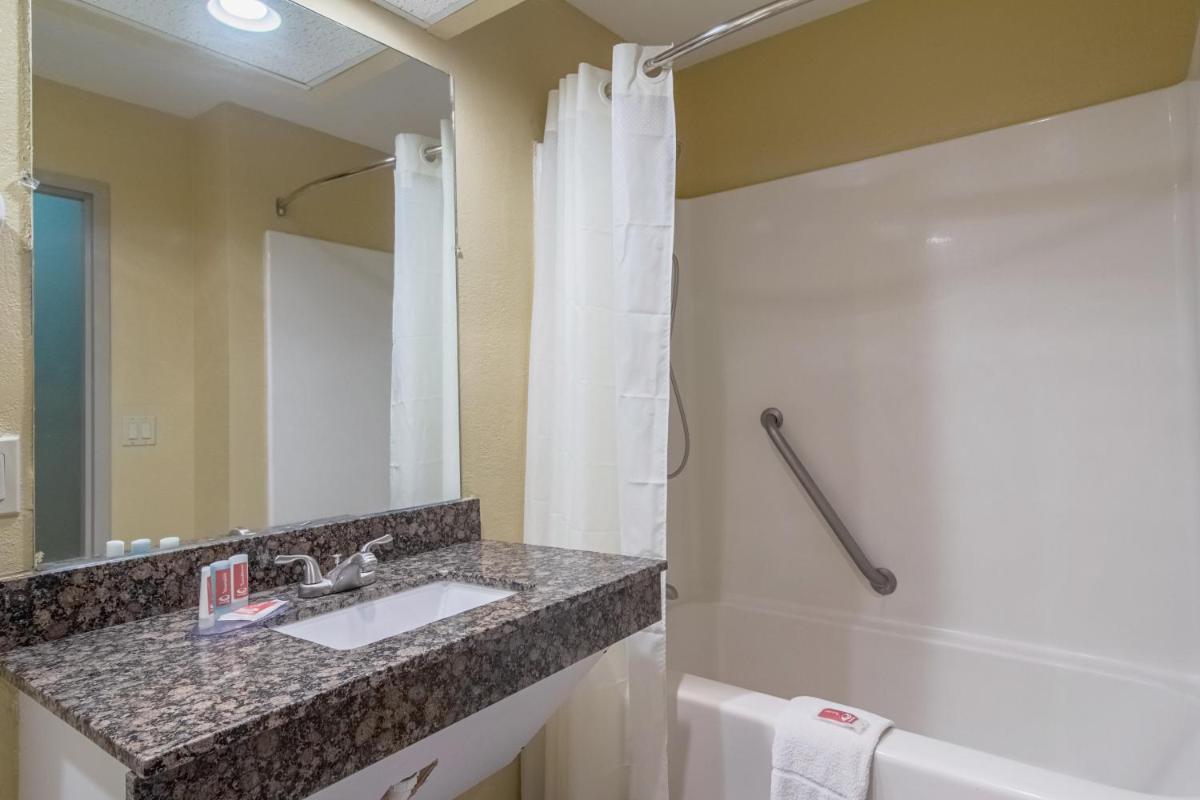 Econo Lodge Darien - Housity
