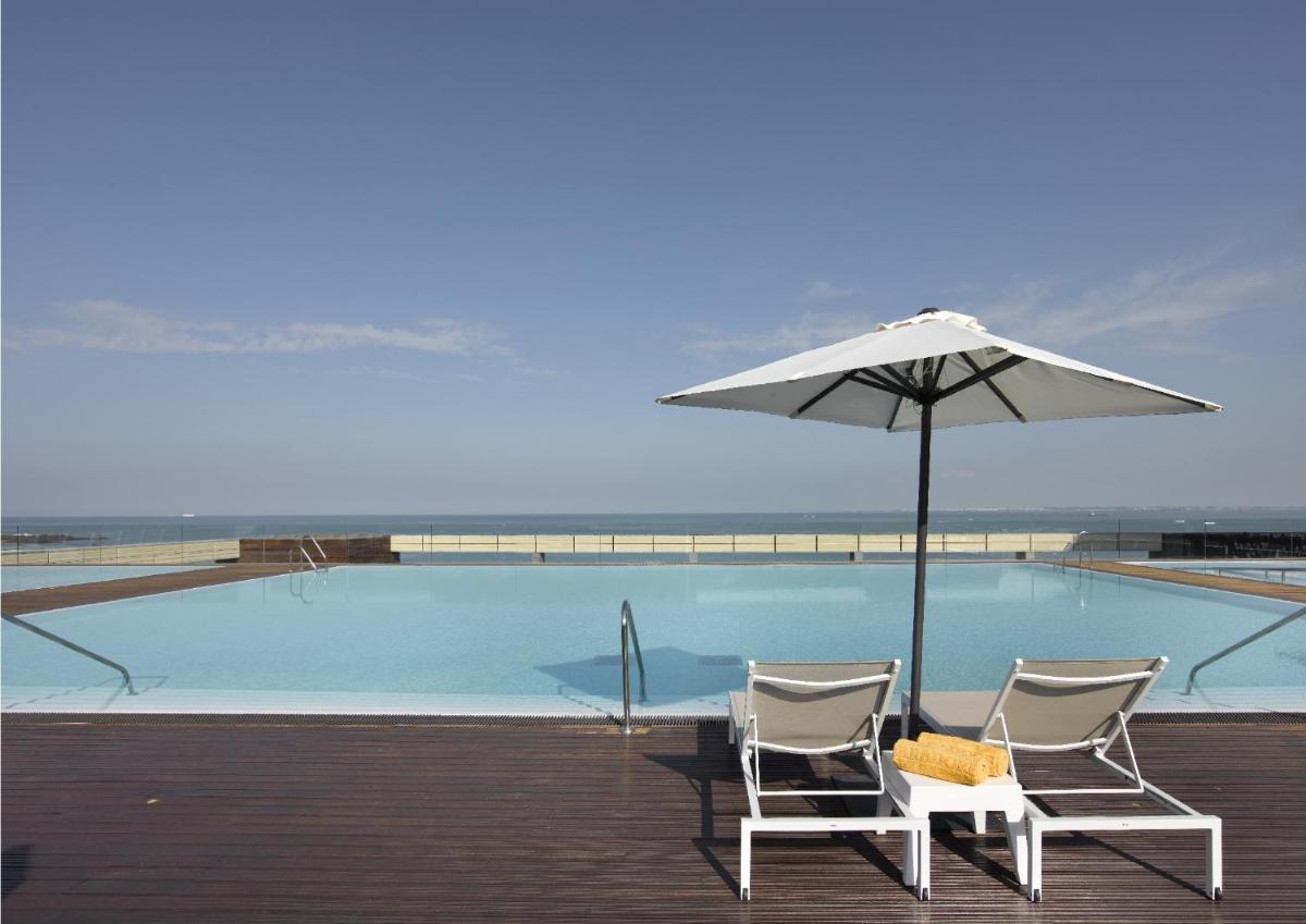 Piscina en o cerca de Parador de Cádiz