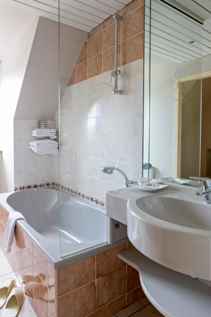 Salle de bains dans l'établissement Best Western Le Relais de Laguiole Hôtel & Spa