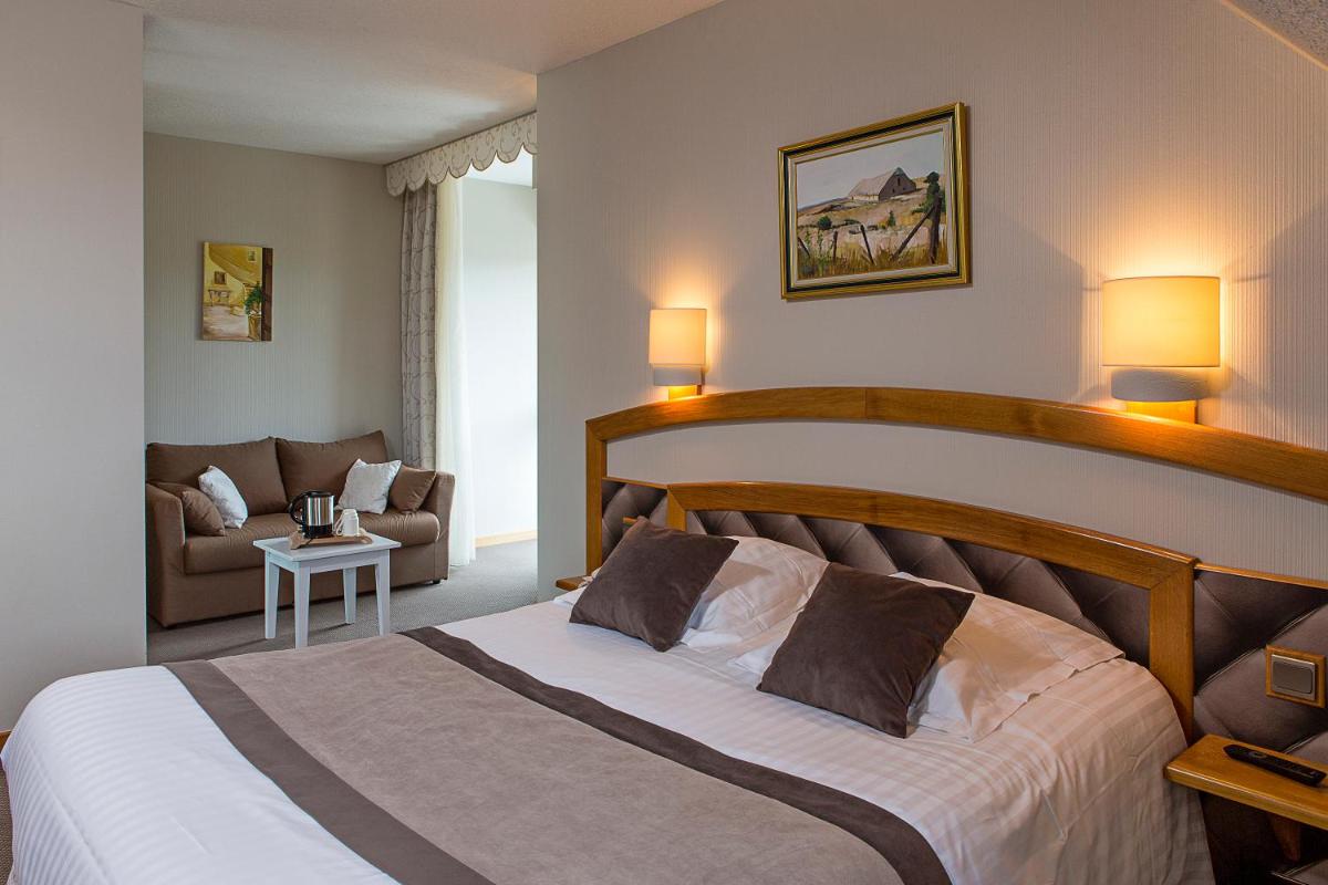 Un ou plusieurs lits dans un hébergement de l'établissement Best Western Le Relais de Laguiole Hôtel & Spa