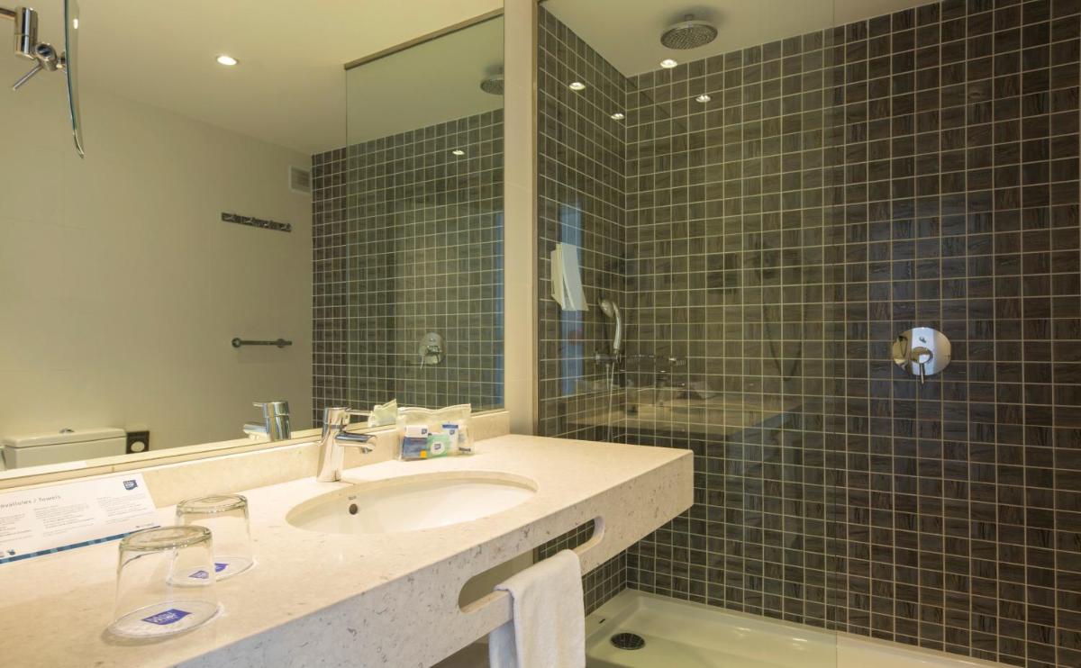 Un baño de Blaumar Hotel