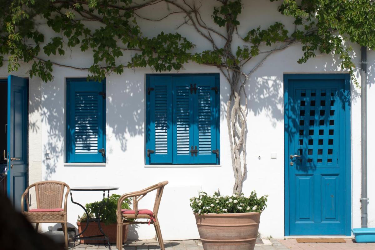 Τhe White Houses - Housity